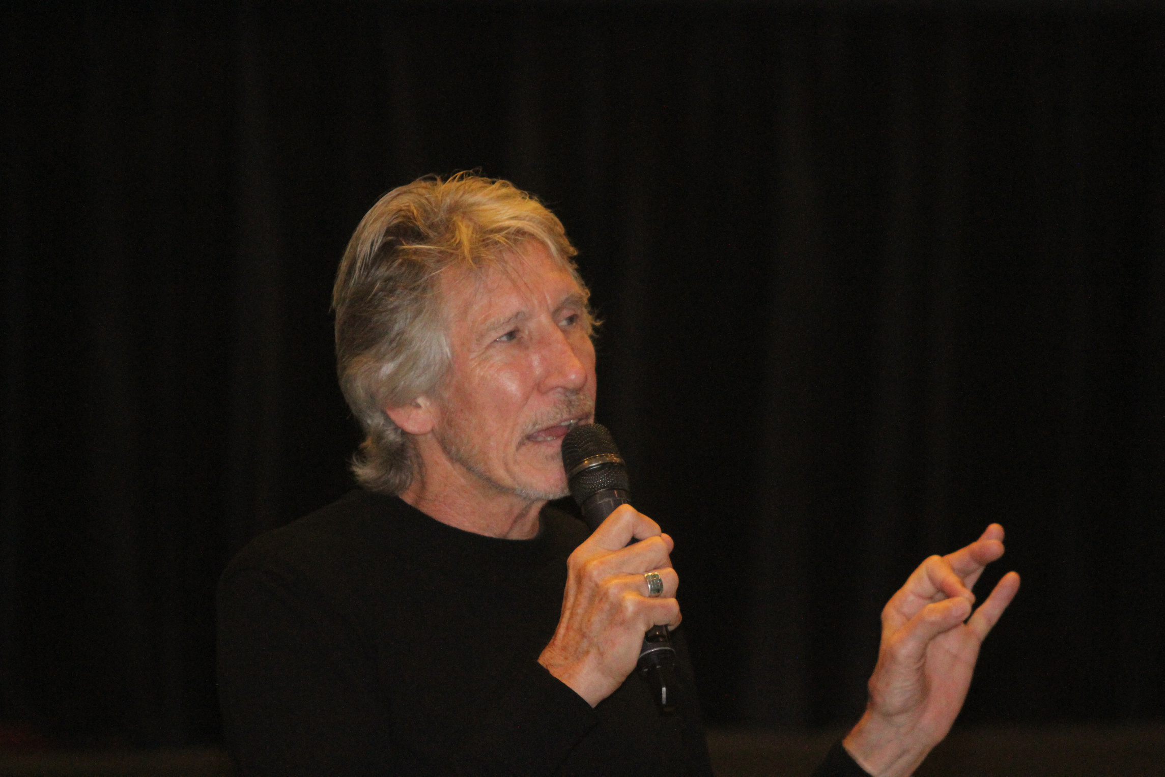 Roger Waters presentó el documental The Occupation of the American Mind en la Cineteca Nacional