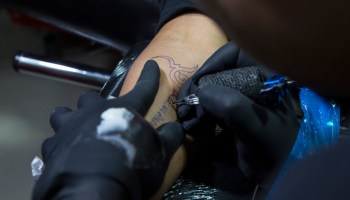 Veteranos y víctimas de la guerra en Israel cubren sus cicatrices con tatuajes