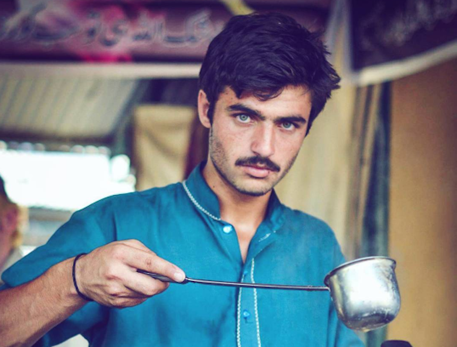 Un vendedor de té saltó a la fama por ser guapo