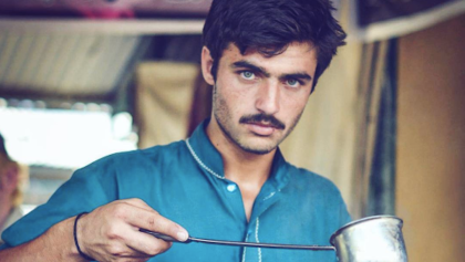Un vendedor de té saltó a la fama por ser guapo