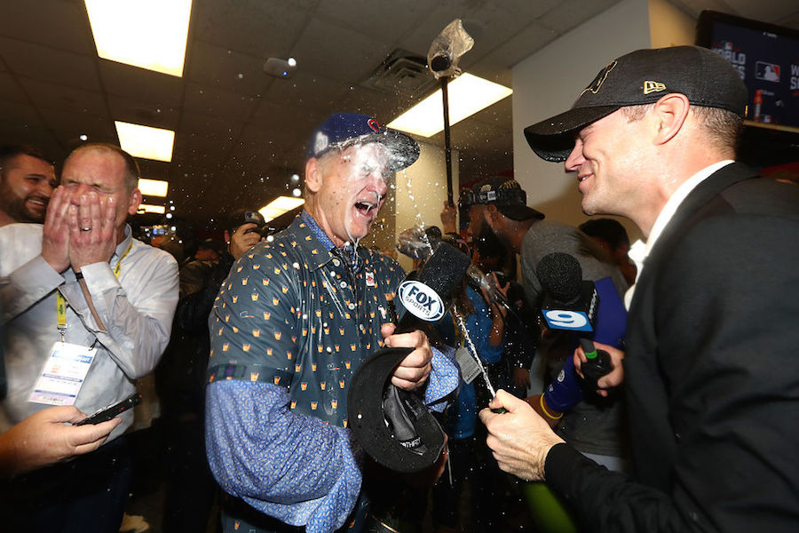 Bill Murray celebra victoria de los Cubs.