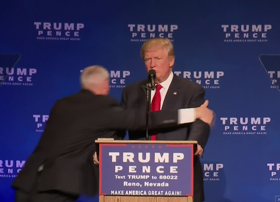 Donald Trump sufre percance durante rally en Nevada... lo tuvo que ayudar el Servicio Secreto