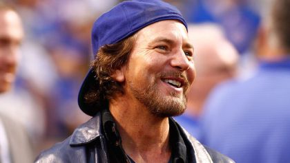Eddie Vedder y más músicos reaccionan a victoria de los Cubs.