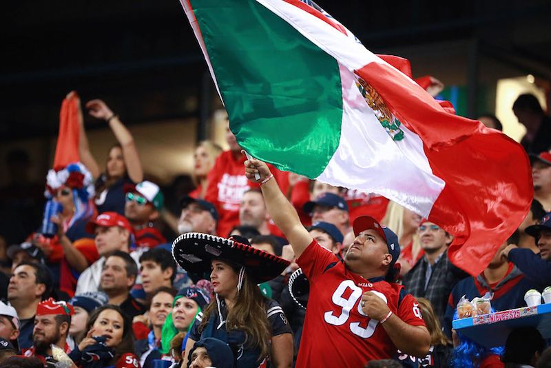 Fans México Monday Night