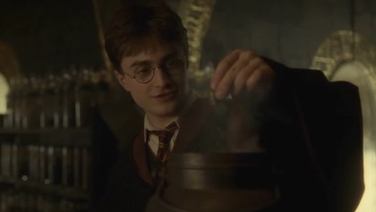 Harry Potter creando pociones