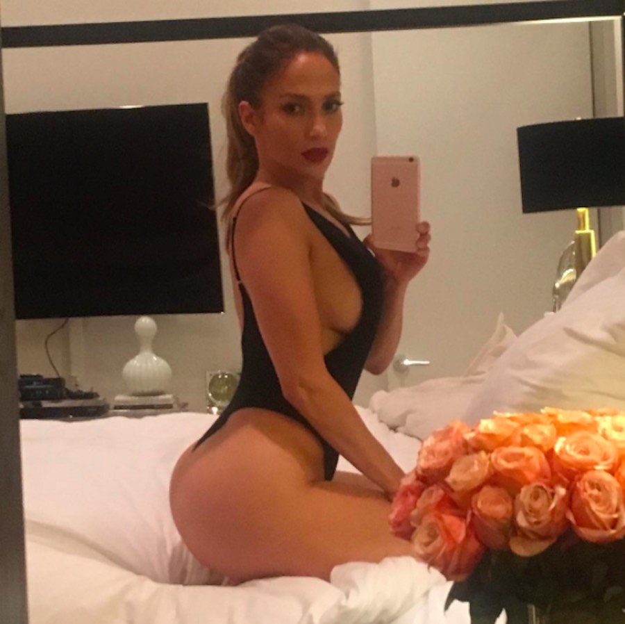 Jennifer López - Sensual selfie