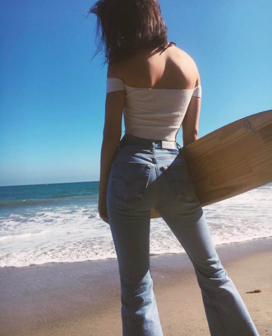 Kendall Jenner con una tabla de surf