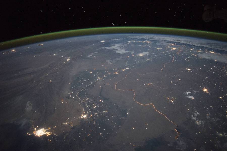 ¿Qué es el extraño resplandor verde que cubre a nuestro planeta?