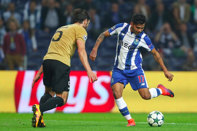 Tecatito jugando con Porto Champions League