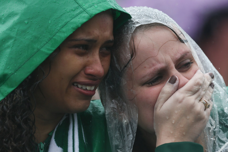 Un niño llora a los jugadores del Chapecoense