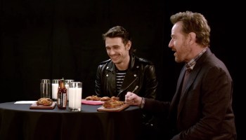 Bryan Cranston y James Franco comiendo alitas picantes