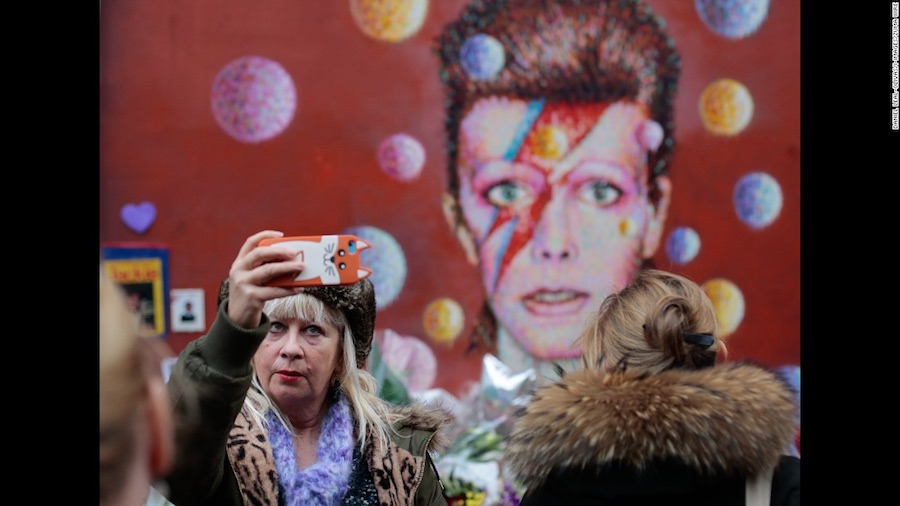 La foto frente al mural de David Bowie