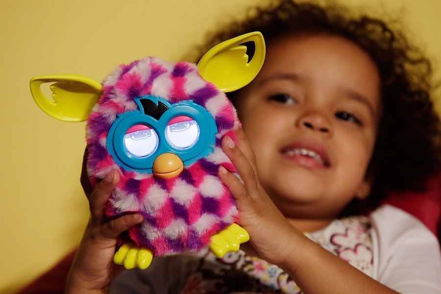 Una niña y su Furby