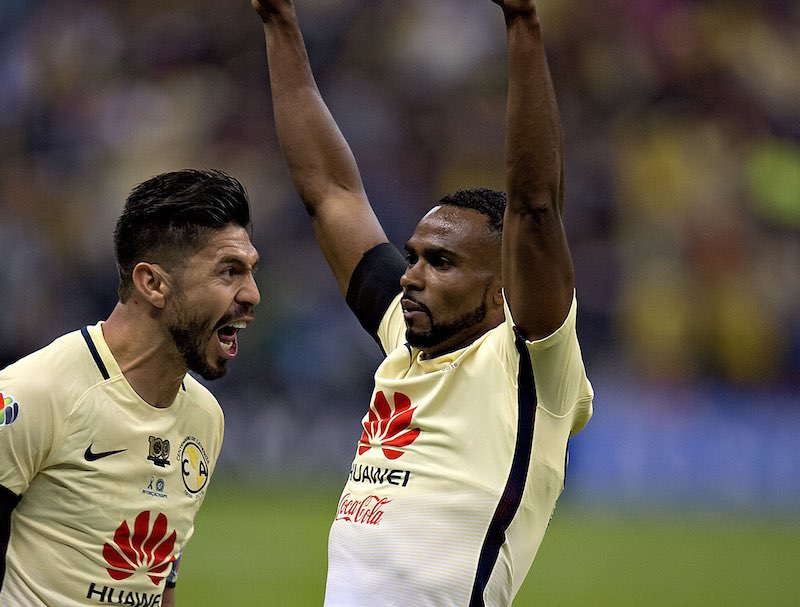 Oribe Peralta y William Da Silva festejan gol