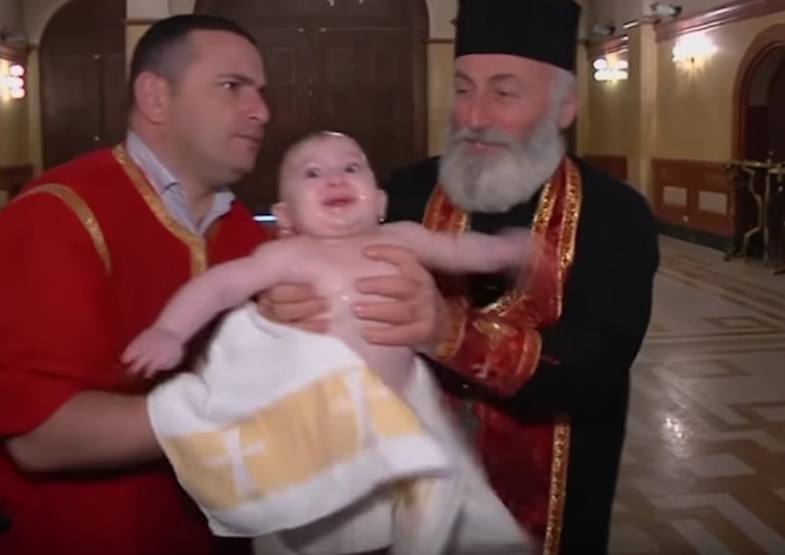 Arzobispo bautiza bebés