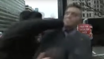 Neo-Nazi es golpeado por desconocido