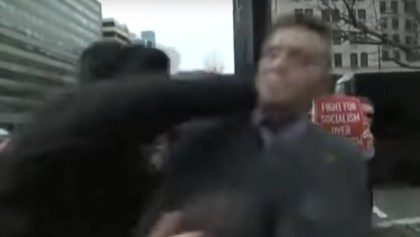 Neo-Nazi es golpeado por desconocido