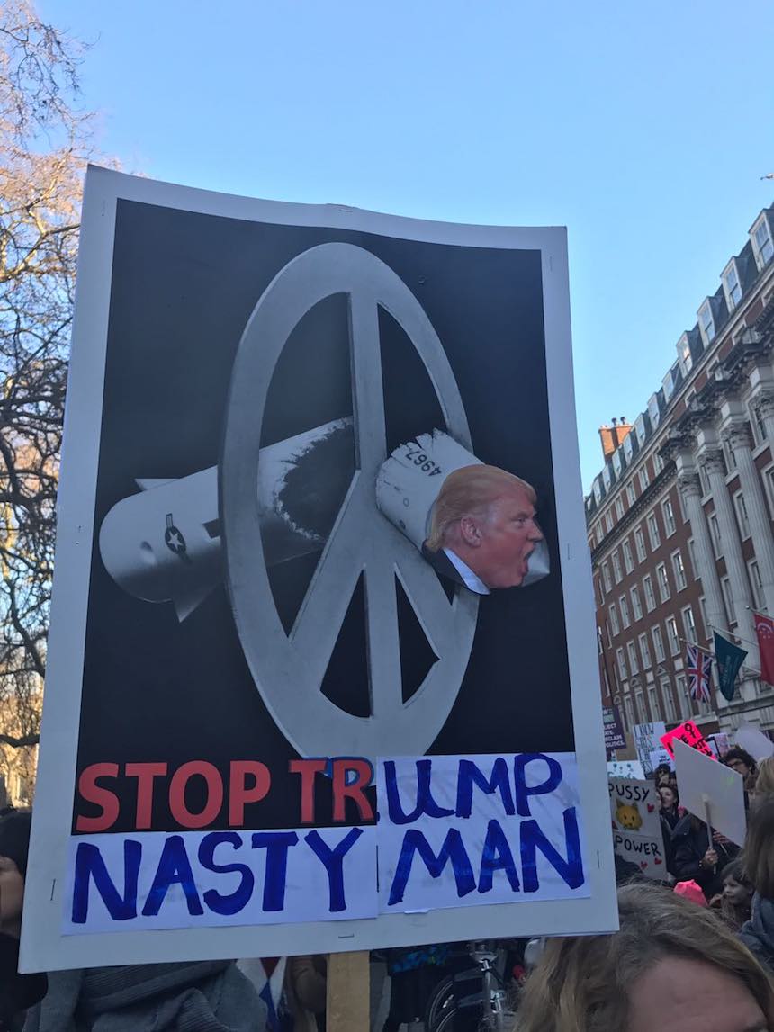 Carteles ofensivos hacia Trump en Londres