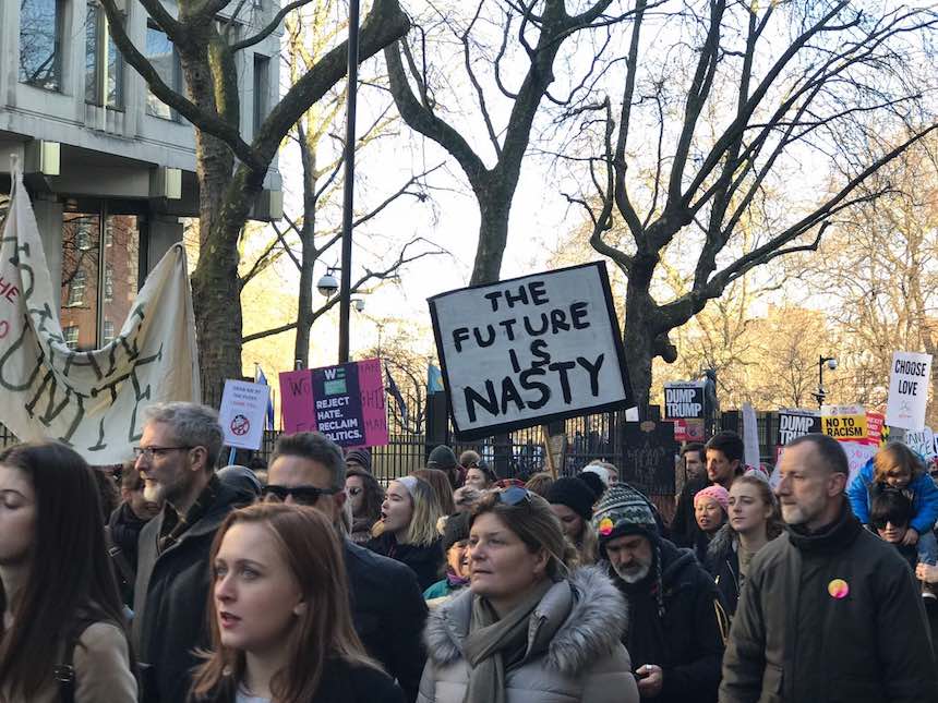 Miles de mujeres protestan contra Trump en Londres