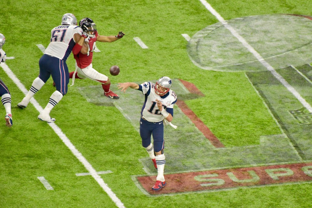 El QB Tom Brady lanzó para más de 460 yardas un récord en los Super Bowls