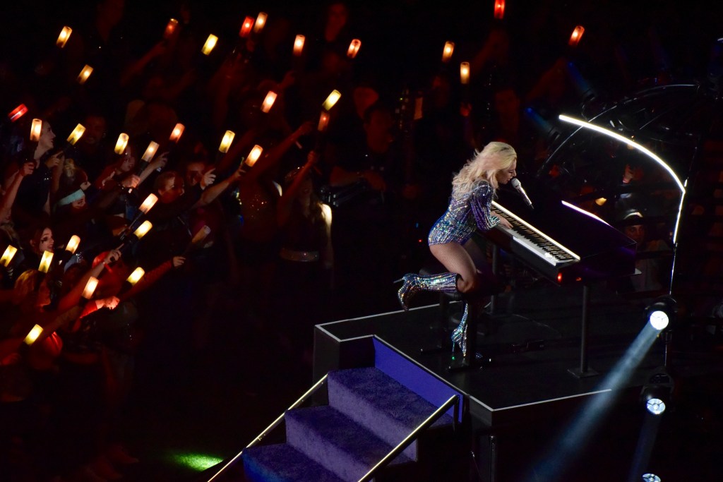 Lady Gaga dando uno de los mejores espectáculos de medio tiempo de los últimos años