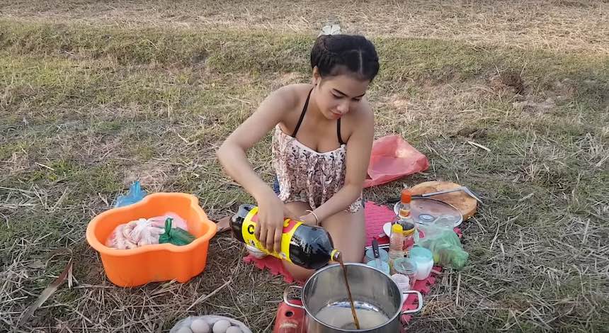Una chica en Camboya cocina huevos con refresco