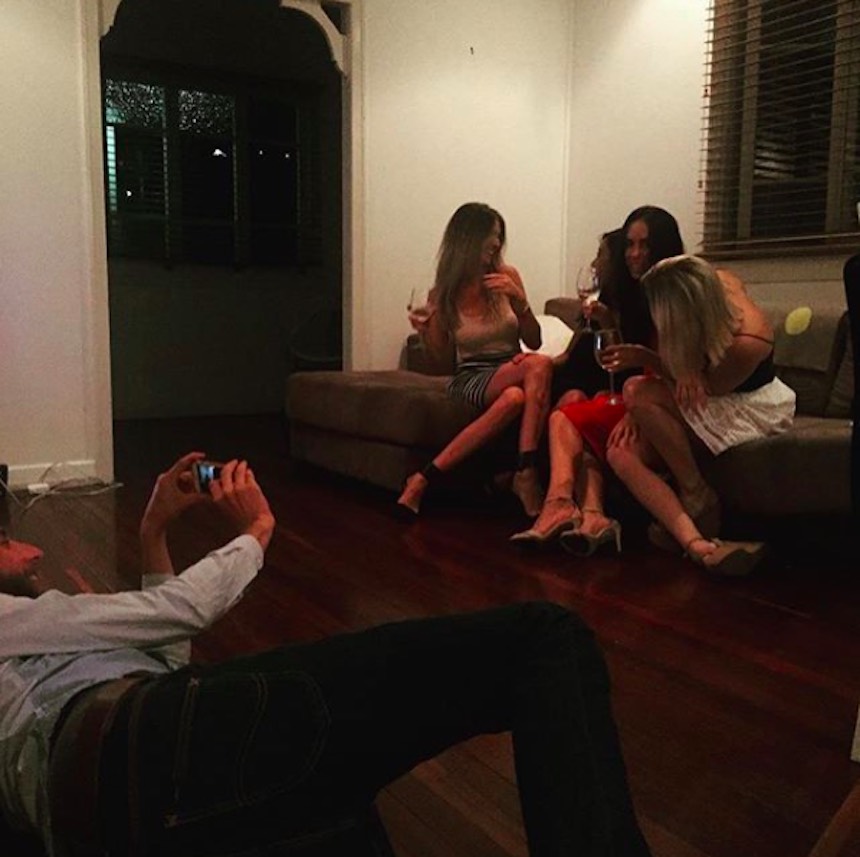 Novios de Instagram - Foto con amigas
