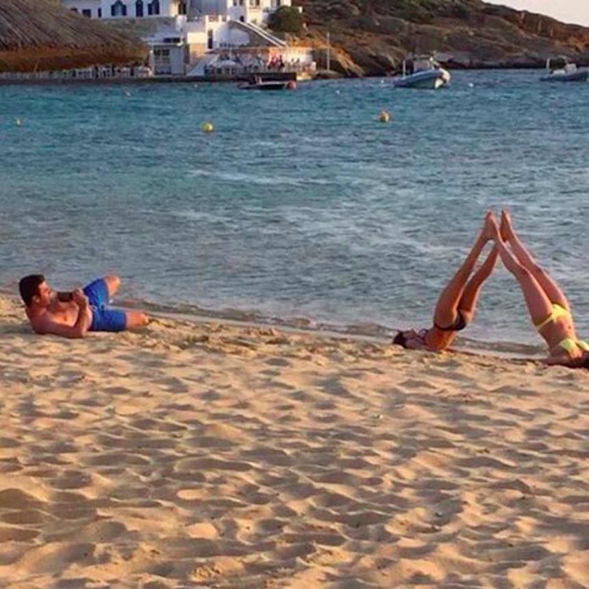 Novios de Instagram - Triángulo en la playa