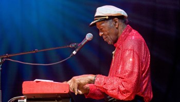 Chuck Berry tocando el piano durante una presentación en vivo
