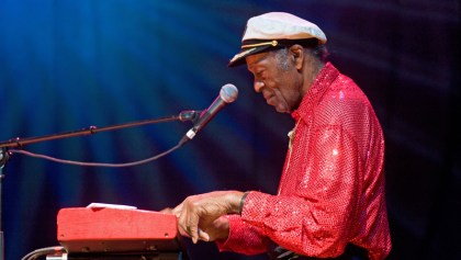 Chuck Berry tocando el piano durante una presentación en vivo