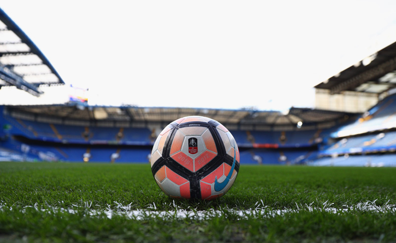 El balón de la FA Cup en Stamford Bridge