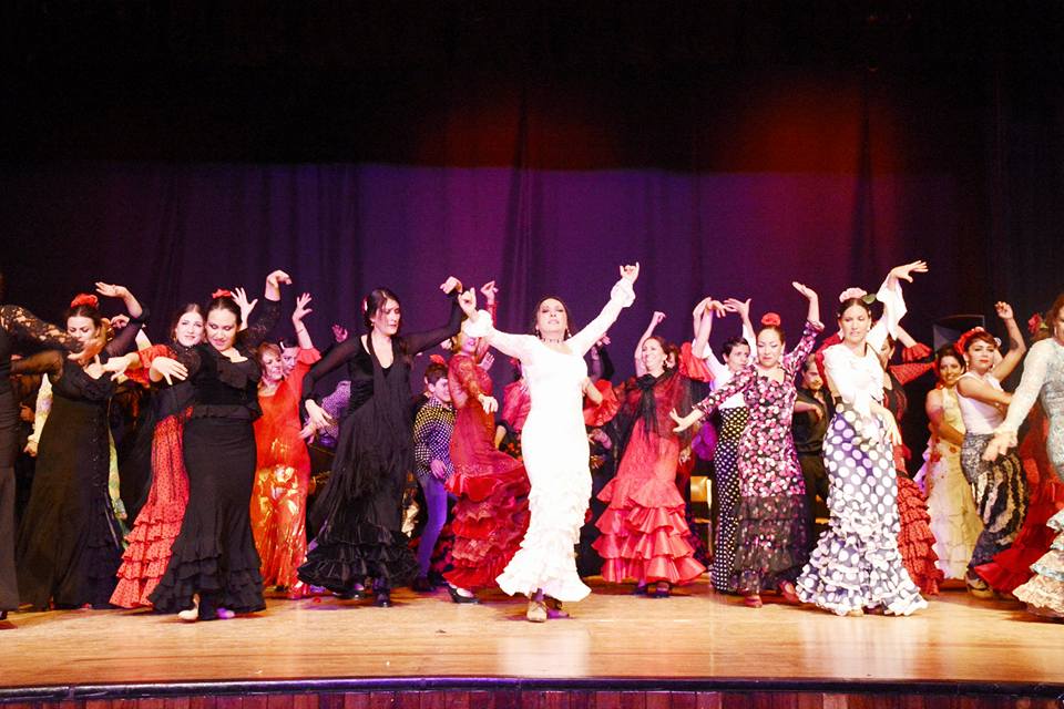 Bailaoras flamencas en escenario
