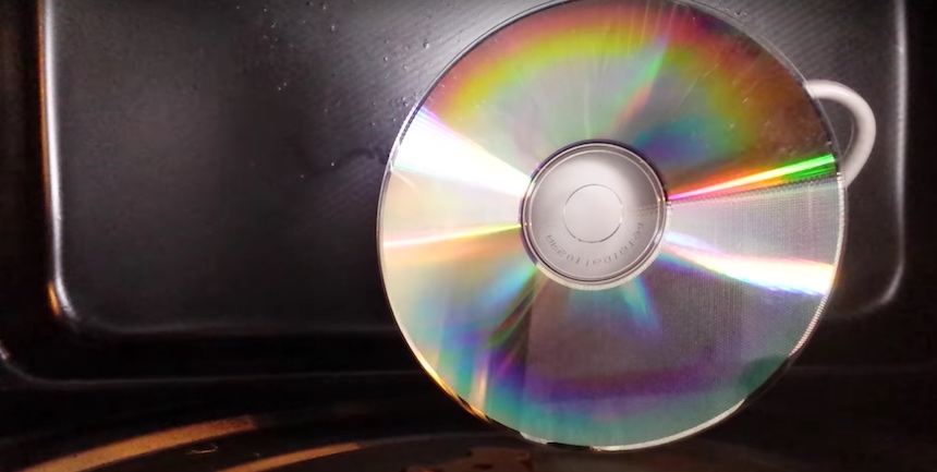 Un CD calentado en un microondas