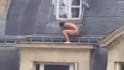 Un hombre desnudo en el techo de una casa