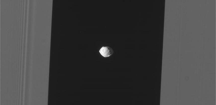La pequeña Luna Pan, en Saturno
