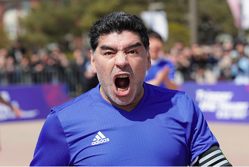 Maradona celebrando