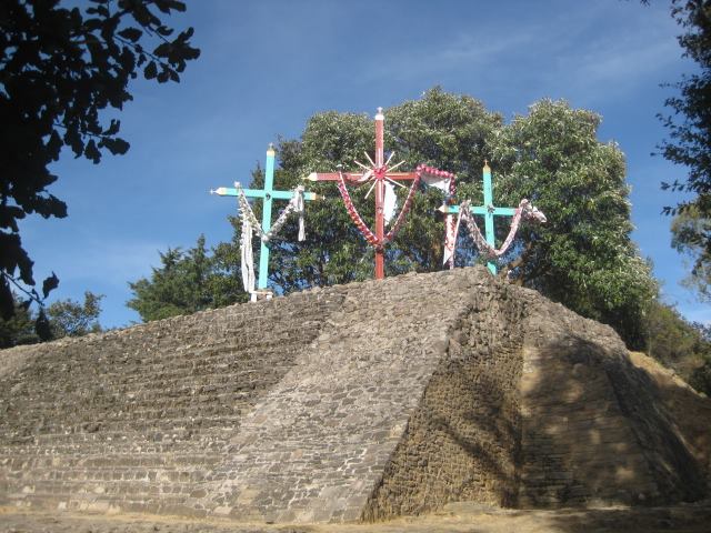 Pirámide de Mazatepetl con tres cruces adornadas. 
