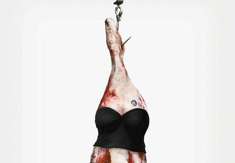 Foto de carne colgada representando a una mujer