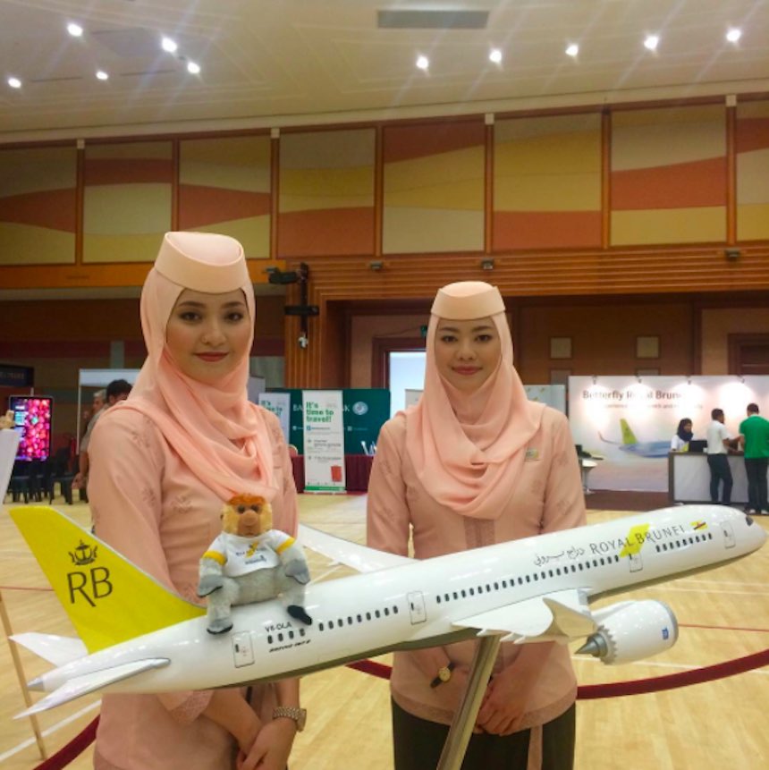 Arabia Saudita - Mujeres con un avión a escala