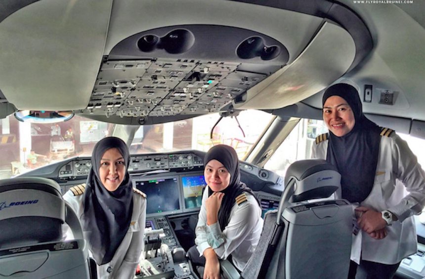 Capitana y oficiales que volaron de Brunéi a Yeda