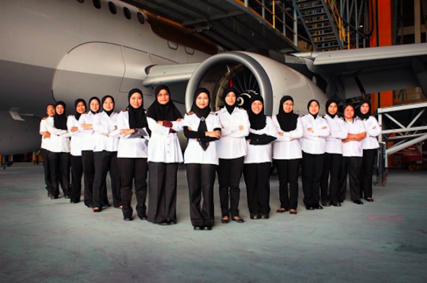 Mujeres pilotean avión en Arabia Saudita