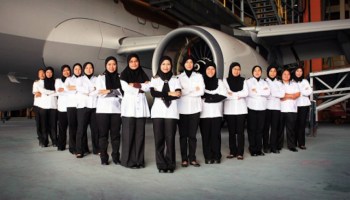 Mujeres pilotean avión en Arabia Saudita