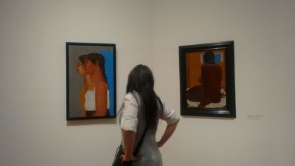 Mujer observando dos pinturas en Bellas Artes.