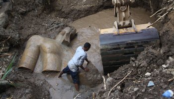 Proceso de extracción de la estatua de Ramsés II