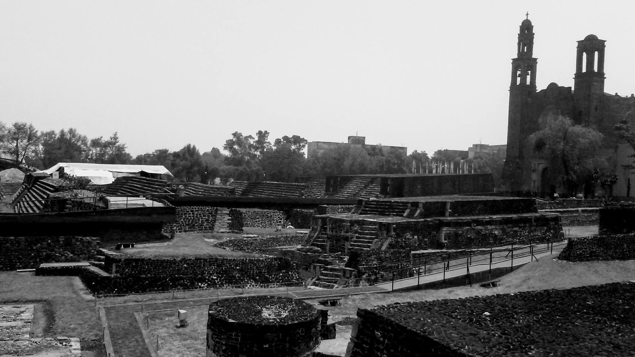 Sitio arqueológico de Tlatelolco con la iglesia al fondo.