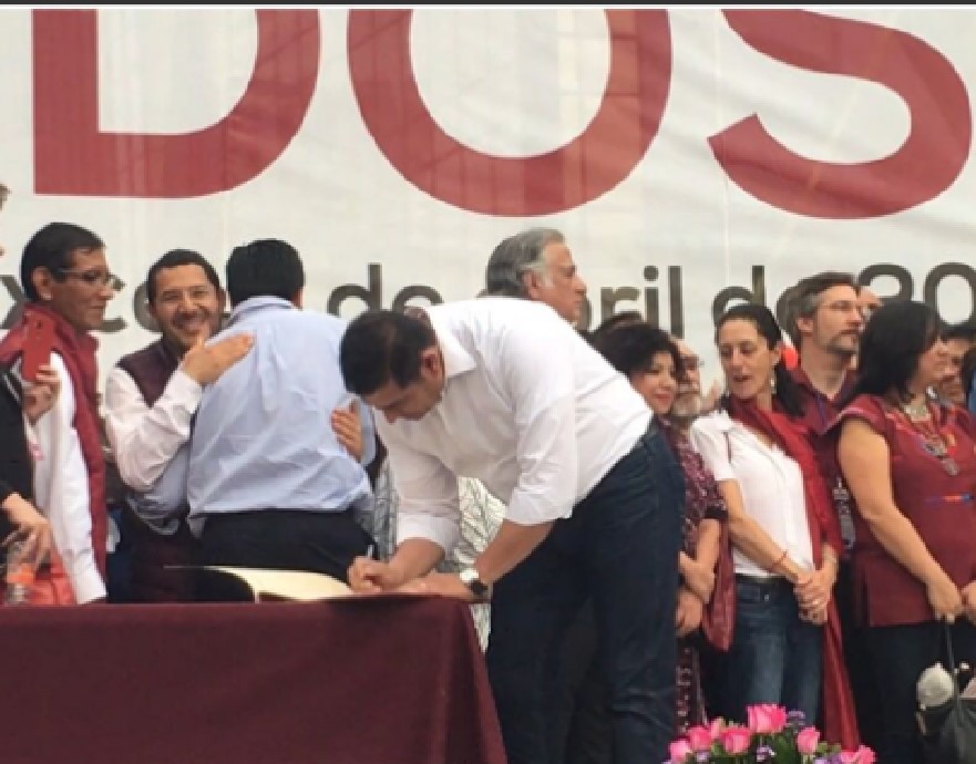 El diputado del PRI, Alejandro Armenta, firmando el acuerdo político impulsado por AMLO y Morena