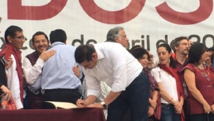 El diputado del PRI, Alejandro Armenta, firmando el acuerdo político impulsado por AMLO y Morena