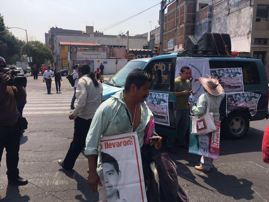 Padres de Ayotzinapa protesta frente a Gobernación