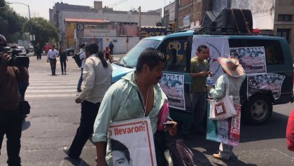 Padres de Ayotzinapa protesta frente a Gobernación