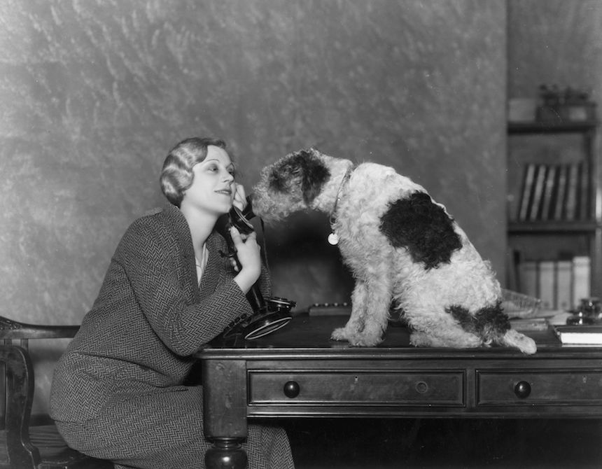 Mujero hablando con su mascota